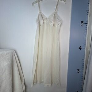 VINTAGE VANITY FAIR FULL‎ SLIP BEAUTIFUL LACE WHITE 100% NYLON USA SIZE 36 10103